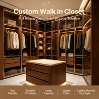 Armoire dressing moderne sur mesure en bois naturel durable avec porte vitrée, éclairage LED chaud et îlot central en bois