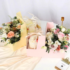 Caja de regalo rectangular de plástico grueso para el Día de San Valentín con ramo de flores y postre para celebración - Product Image 2