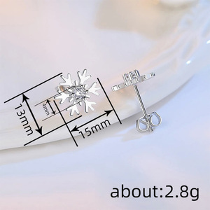 Orecchini a Perno a Forma di Fiocco di Neve per Donne, Accessori per Orecchie Freschi per Uso Quotidiano e Stile Festivo - Product Image 4