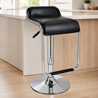 Tabouret de bar pivotant réglable en similicuir noir avec dossier bas, base sur pied chromé et repose-pieds pour comptoir de cuisine
