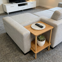 Table d'appoint compacte avec étagère de rangement et pieds en bois massif pour petits espaces, chambre à coucher, salon