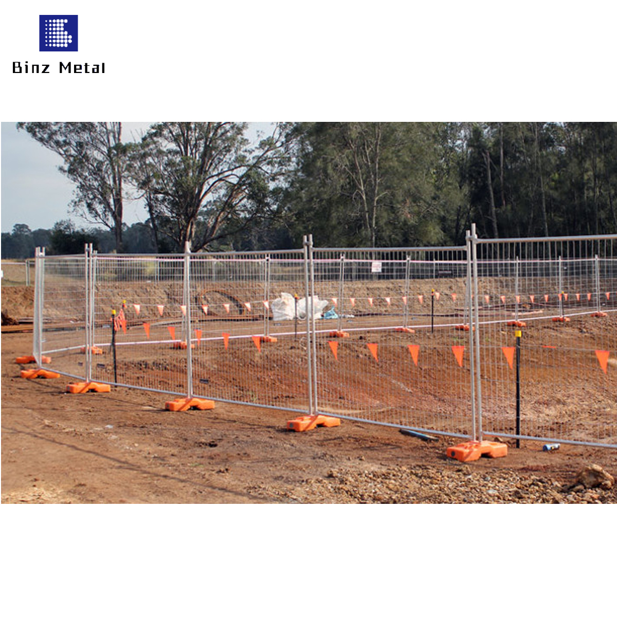 Временные дорожные ограждения. Ограждение земляных работ городе. Временные ограждения строительных площадок. Защитное ограждение котлована. Ограждение строительной площадки.