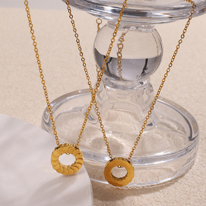 Collier Pendentif Géométrique en Acier Inoxydable Doré XL475 Chaîne Claviculaire Bijoux Tendance - Product Image 1