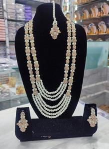 Parure de bijoux longue traditionnelle indienne plaquée or 18 carats avec collier, boucles d'oreilles et Maang Tikka – Combo ethnique tendance et à la mode - Product Image 4