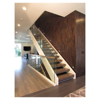 Escalier moderne en acier à double poutre avec marches en bois et garde-corps en verre