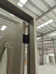 Puertas de Entrada de Fibra de Vidrio Precolgadas y Acabadas con Vidrio Ovalado de Latón, Estilo Guerra y Paz - Product Image 5