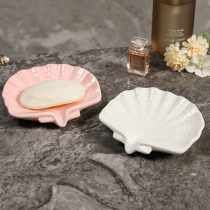 Jabonera de cerámica con forma de concha marina, blanca y rosa, con drenaje automático, estilo costero, para baño y decoración del hogar. - Product Image 4