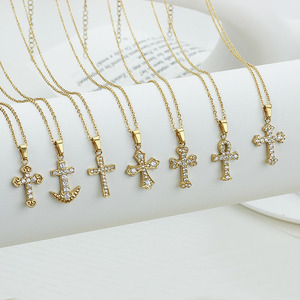 สร้อยคอจี้รูปดอกไม้และไม้กางเขนสแตนเลสสตีลเคลือบทอง 18K PVD |   พลอยเทียมสร้างในห้องปฏิบัติการ |   กันน้ำ ป้องกันอาการแพ้ สำหรับผู้หญิง - Product Image 1