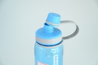Bouteille d'eau sport 820 ml sans BPA, légère, portable, avec couvercle à clapet et sangle de transport, écologique, pour la gym, le camping et les voyages