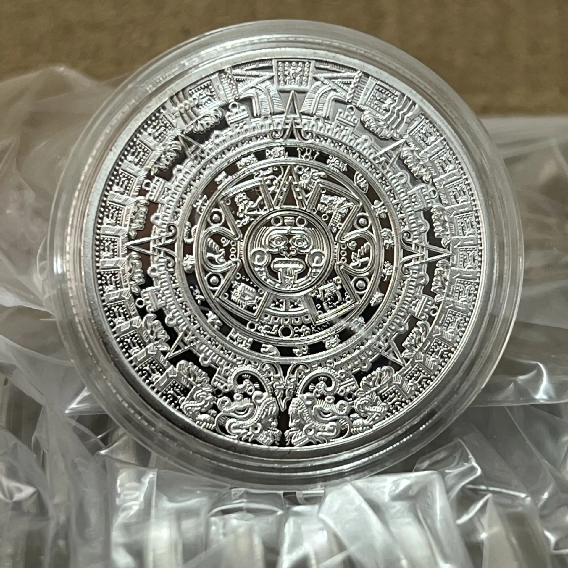 wholesale custom 1oz 999 Fine Silver double side embossed Metal Commemorative Maya Mexican Coin with arylic case
