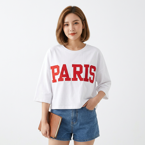 เสื้อยืดโอเวอร์ไซส์สีขาวสำหรับผู้หญิง ปักลายปารีสสีแดง ทรงไหล่ตก แขนสามส่วน คอกลม ผ้าเจอร์ซีย์คอตตอน 100% ระบายอากาศได้ดี - Product Image 3