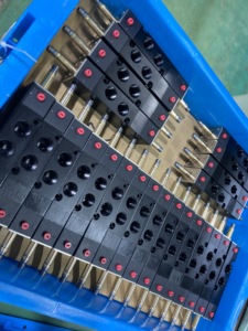 Bán Sỉ Van Khí Điều Hướng Chạy Bằng Điện Từ Khí Nén 4V330-10 Van Điện Từ Cuộn Dây Kép Van Điện Từ 5/3 Chiều - Product Image 3