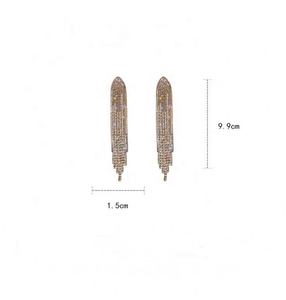 Boucles d'oreilles pendantes géométriques triangulaires en plaqué or, style européen et américain, avec long pompon, tendance anniversaire pour femme - Product Image 6