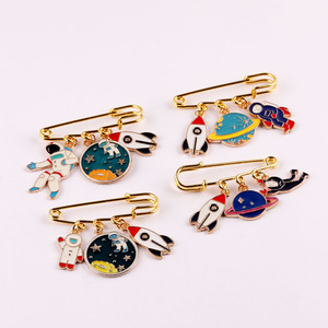 Broches en métal créatives, motif astronaute, planète, fusée, bijoux de mode unisexe, accessoire cadeau - Product Image 1
