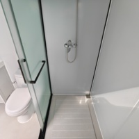 Salle de bain modulaire VIP avec douche et toilettes, structure en acier galvanisé, séparation sec/humide, cabine sanitaire préfabriquée pour le glamping et les parcs