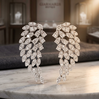 Boucles d'oreilles clous Ailes d'ange sophistiquées en or 14K plaqué rhodium avec diamants naturels taille brillant 1,18 carat total pour mariage