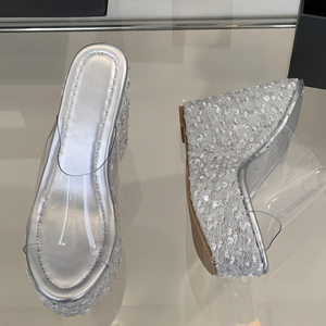ราคาโรงงาน รองเท้าแตะแฟชั่นฤดูร้อนปี 2025 รุ่นใหม่ ประดับโบว์วิบวับ วัสดุ PVC สวมใส่สบาย ส้นสูงแบบลำลอง รองเท้าส้นตึกกันน้ำ - Product Image 5