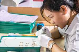 Collar con Colgante de Oro Amarillo de 18K en Forma de Planta, Broche de Doble Uso, Diamante de Alta Calidad, Regalo Diario - Product Image 4