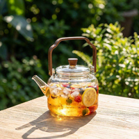 Théière moderne en verre borosilicate avec poignée en bois, compatible cuisinière, 1100 ml, transparente, gris fumé, avec infuseur amovible pour thé et fruits