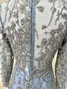 Midnight Bloom: <span class=keywords><strong>el</strong></span> Jardín Celestial, un Vestido Azul Marino de Cuello Alto con Corpiño Transparente - Product Image 5