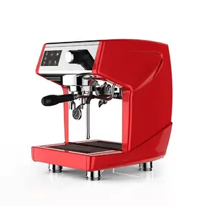 使用商用浓缩咖啡咖啡机的全自动咖啡馆