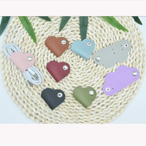 Organisateur de câbles en cuir en forme de cœur, étanche, pour câbles transfrontaliers - Product Image 3