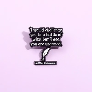 Broche en émail William <span class=keywords><strong>Shakespeare</strong></span>-Broche en alliage de conception de citation littéraire pour accessoires de tenue élégants - Product Image 1