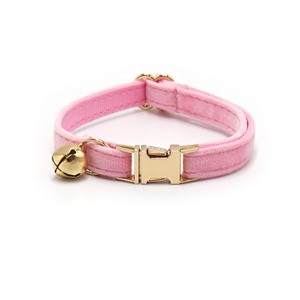Venta al por mayor Collar de terciopelo para mascotas Serie de regalo de gatito rosa púrpura de lujo Collar de gato separable suave a la venta - Product Image 6