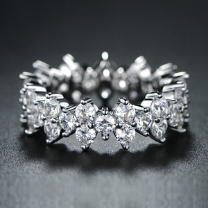 Anello a fascia con cristalli pavé a cerchio intero per donna, accessori minimalisti alla moda per l'uso quotidiano - Product Image 2