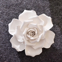 Fleurs en céramique blanches, oranges, jaunes, roses et camélias pour la décoration murale de la maison, les mariages, les événements, les fêtes, les décors de fond, l'art décoratif