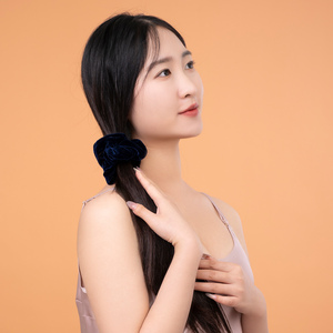 ยางรัดผมผ้าไหม 4 ซม. ผ้าไหมกำมะหยี่ สีพื้น ยางรัดผมกำมะหยี่ ที่รัดผมกำมะหยี่ ทนทาน ขนาดสั่งทำได้ พร้อมป้ายโลโก้ - Product Image 3