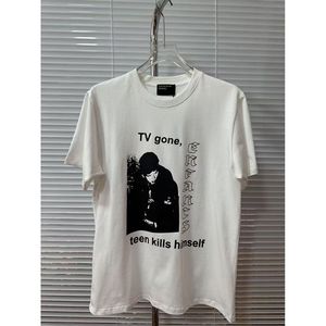 T-shirt da uomo bianca in cotone a maniche corte con silhouette astratta e <span class=keywords><strong>tipografia</strong></span> minimalista per streetwear dark avant-garde - Product Image 4