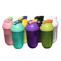Logo personnalisé sans BPA capsule forme transparente banane secouer bouteille d'eau avec boule de mélange pour Fitness Gym extérieur