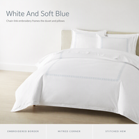 Parure de lit brodée à maillons ovales bleu poussière avec taie d'oreiller en satin blanc et bordure pour chambre à coucher