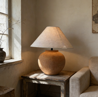 Lampe de table en céramique de style Wabi Sabi avec texture en terre cuite et abat-jour en lin