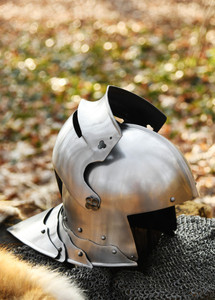 Casque allemand Sallet en acier, fabriqué à la main avec doublure en cuir, style médiéval, pour exposition muséale (circa 1490) - Product Image 4