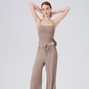 Top de yoga para mujer al por mayor con doble tirante fino, espalda cruzada, dobladillo dividido, sujetador deportivo acolchado, chaleco sin mangas elástico y ajustado para pilates y gimnasio - Product Image 4