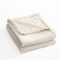 Super mignon un pli doux flanelle pom pom jette une couverture frangée couleur unie couverture en peluche pompon