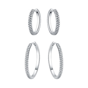 Estos aretes de cobre blanco con diseño de hueso de serpiente son resistentes a la decoloración y son un gran regalo para el día a día o para fiestas para niñas. - Product Image 1