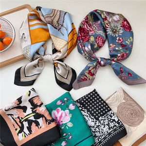 Petit Bandana <span class=keywords><strong>Foulard</strong></span> de Tête Carré à Motifs Floraux en Polyester pour <span class=keywords><strong>Femme</strong></span> - Product Image 2