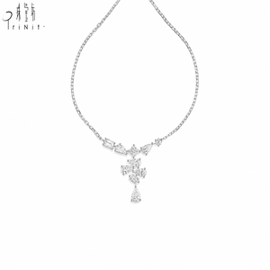 Collier moderne intemporel en or blanc massif 18 carats avec grappe de diamants de formes variées, bijoux raffinés pour occasions formelles - Product Image 2