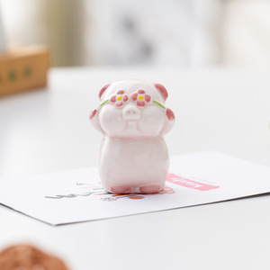 Nouveau produit tendance : Ornement créatif en céramique Cochon Timide avec design anti-stress pour bureau, cadeau, vente en gros - Product Image 3