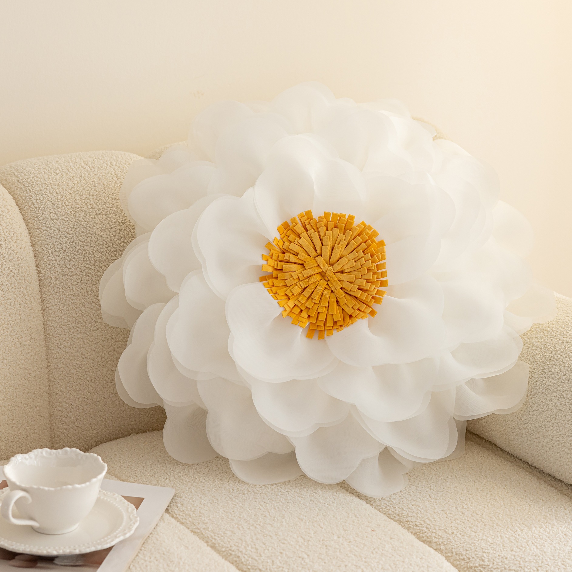 Flor de gasa blanca pura con estambres amarillos.