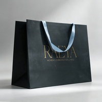 Sac de shopping en papier de luxe pour boutique, avec logo personnalisé, estampage à chaud doré, poignée en ruban, bleu marine mat, pour cosmétiques, vêtements, cadeaux