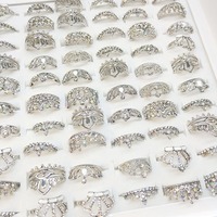 100 PCS Anneaux empilables en strass transparents pour femmes, anneaux décoratifs en or et argent mélangés, vente en gros de bijoux en vrac