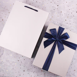 Boîte d'emballage cadeau de parfum de luxe avec logo personnalisé pour la Saint-Valentin Boîte de papier privée élégante en carton gris rigide avec nœud papillon - Product Image 2