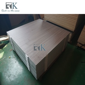 Plancher de danse de haute qualité à grain de bois, facile à installer, panneau en contreplaqué à grain de bois avec bords en aluminium, en vente - Product Image 4