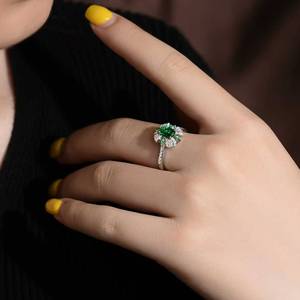 Anillo de Esmeralda natural con incrustaciones de oro de 18 quilates con 54 diamantes blancos brillantes, total de 0,401 quilates y 4 granates de tsavorita, joyería con piedras preciosas - Product Image 4