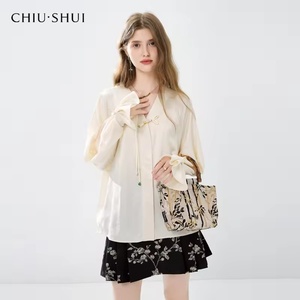 Bộ trang phục nữ gồm áo kiểu cổ V phong cách phương Đông và chân váy hoa, áo dài tay thanh lịch với điểm nhấn nơ, chân váy in họa tiết đồng bộ - Product Image 2