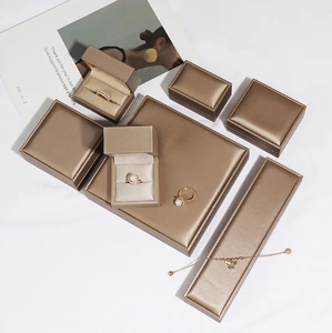 Boîte à bijoux en cuir noble avec logo personnalisé, coffret cadeau unique de luxe pour boucles d'oreilles et collier, boîte de rangement et d'emballage - Product Image 4